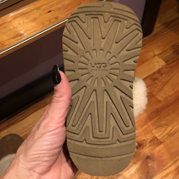 Slip on girls Uggs camel color - Picture 2 of 3